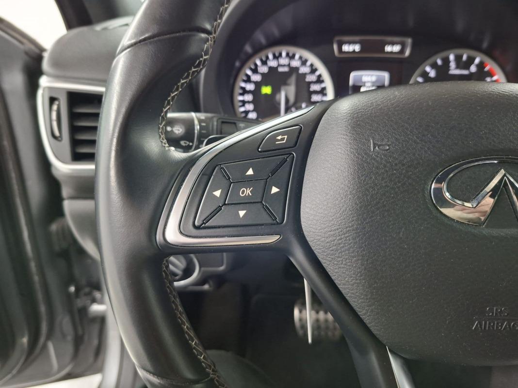 Infiniti Q30 2.0T SPORT 7DCT AWD