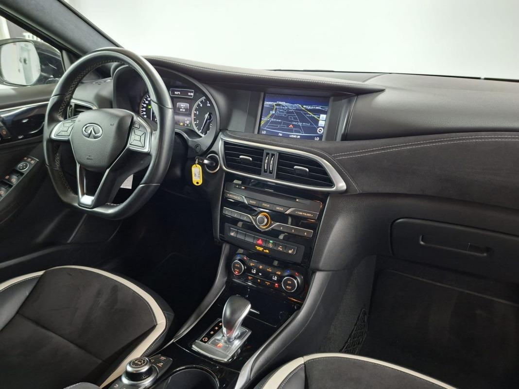 Infiniti Q30 2.0T SPORT 7DCT AWD