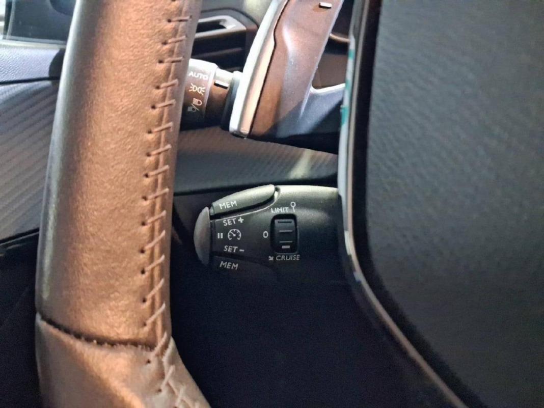 Peugeot 208 Allure HYBRID 100 eDCS6