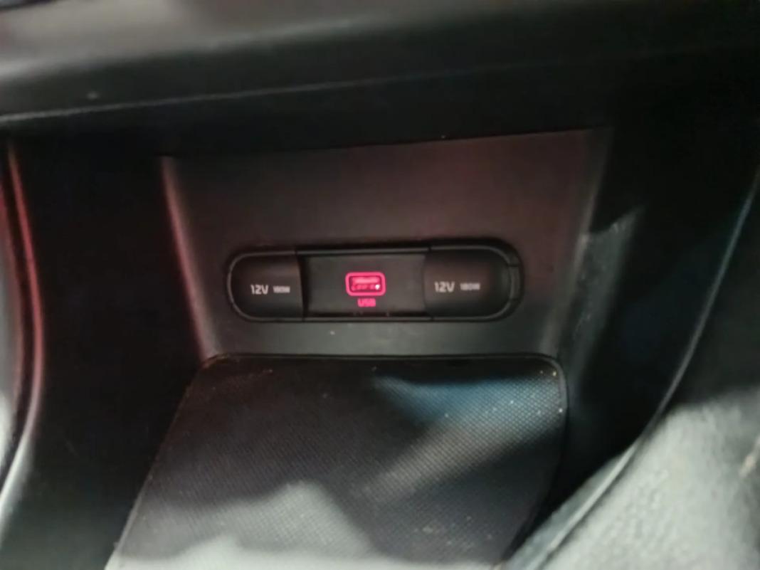 Kia Sportage 1.6 MHEV Business DCT 100kW 136CV 4X2