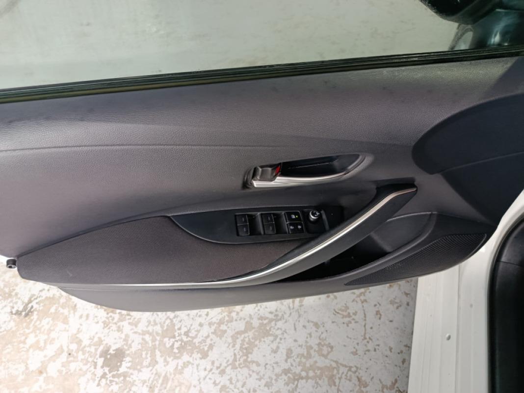 TOYOTA Corolla Sedán active tech 125CV