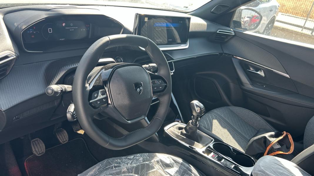 Peugeot 2008 Allure Gasolina 100 SS 6 Vel. MAN