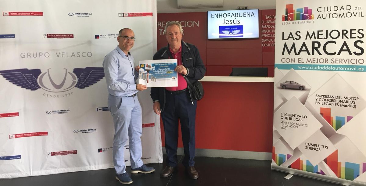 Entrega del cheque de 1.000€ al ganador del sorteo de Abril