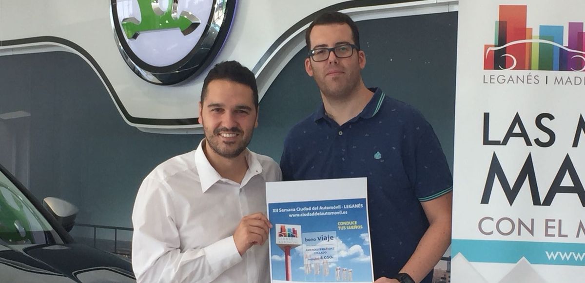 Entrega del bono de 5.000€ al ganador del sorteo 'El viaje de tus sueños'