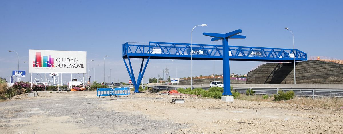 Una gran pasarela peatonal conecta la Ciudad del Automóvil con el nuevo barrio Puerta de Fuenlabrada de Leganés